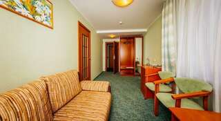 Гостиница Волга Тверь 2-комнатный номер полулюкс с 1 двуспальной кроватью-4