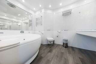 Гостиница Волга Тверь Номер делюкс с 1 двуспальной кроватью-11