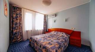 Гостиница Волга Тверь 2-комнатный номер полулюкс с 1 двуспальной кроватью-1