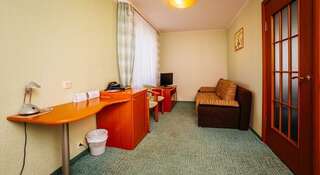 Гостиница Волга Тверь 2-комнатный номер полулюкс с 1 двуспальной кроватью-5